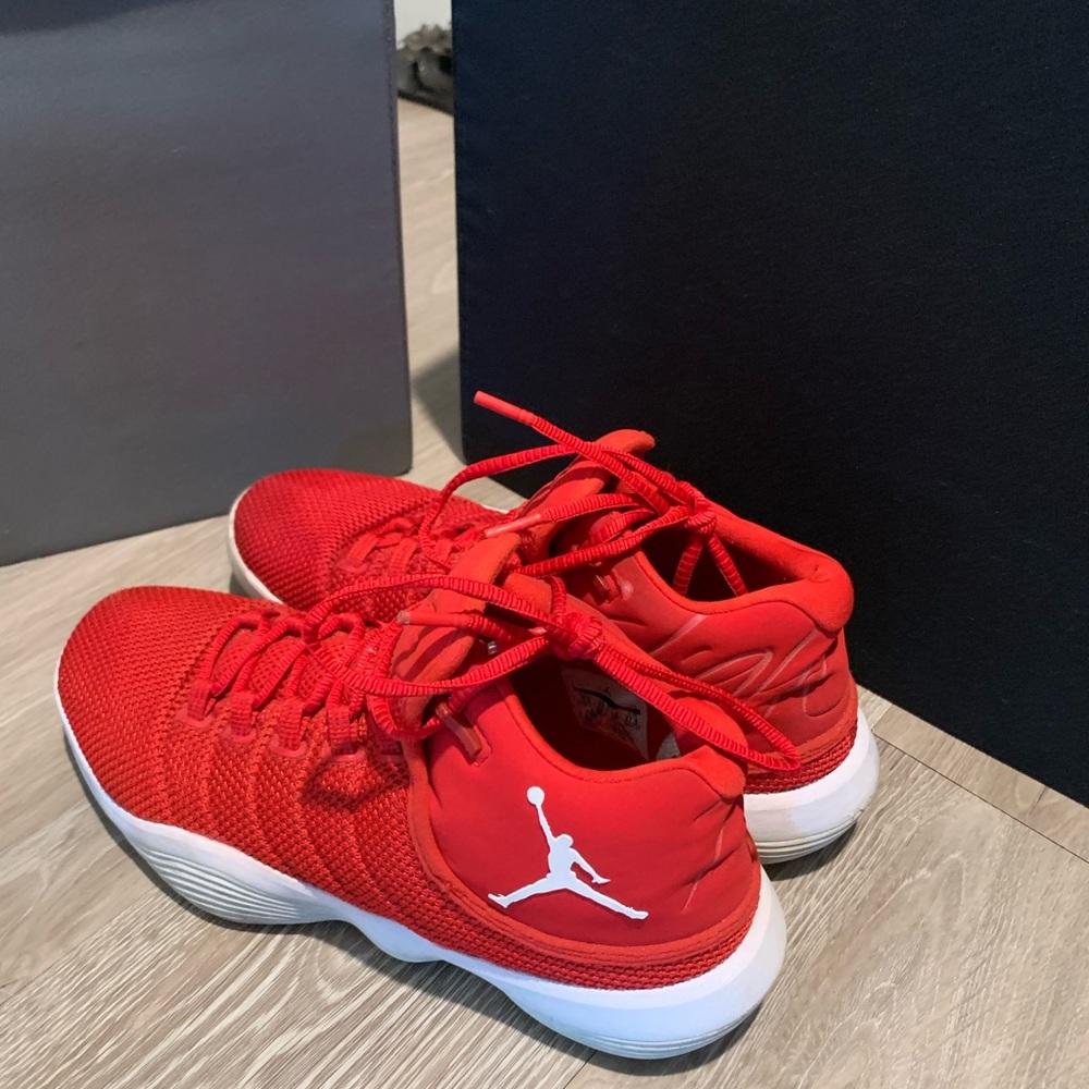NIKE JORDAN